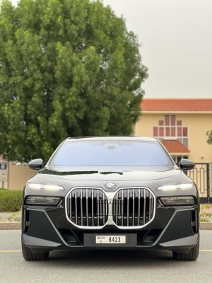 بي إم دبليو M 735i 2024 سوداء