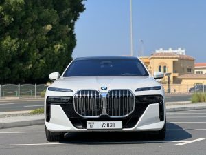 بي ام دبليو ام 735 اي 2024 بيضاء